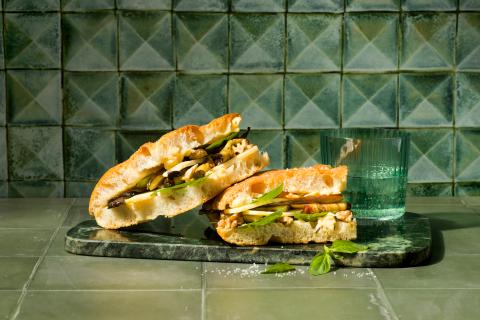 Focaccia-Sandwiches mit Aubergine und Cheddar