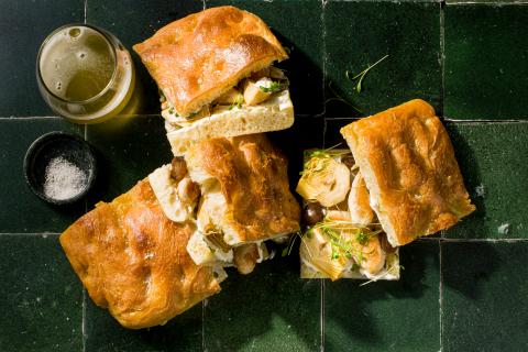 Focaccia-Sandwiches mit Poulet und Artischocken