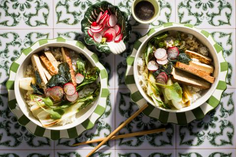 Reis-Bowls mit Tofu und Pak Choi
