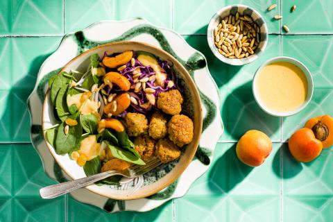 Kabis-Bowls mit Falafel und Aprikosen