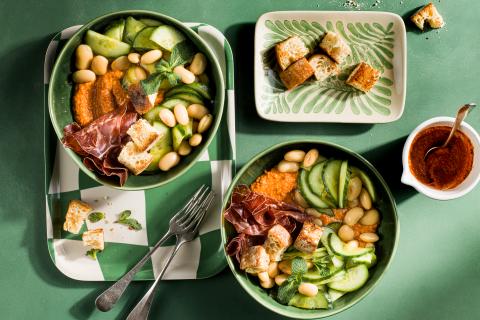 Gurken-Bowls mit Romesco-Sauce und Rohschinken