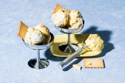 Hüttenkäse-Glace mit Zitrone