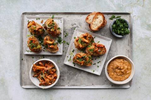 Crostinis au fromage frais, aux marrons et aux champignons