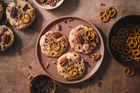 Cookies di noci di pecan e brezel con cioccolato