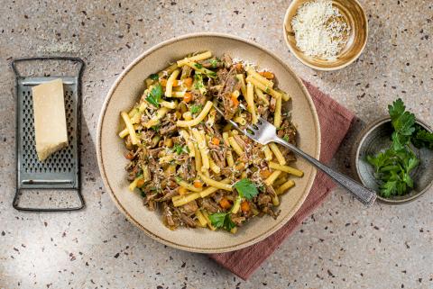 Ragoût de bœuf aux oignons avec des pâtes