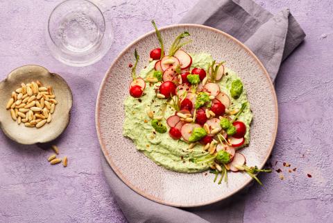 Radishes with wild garlic dip