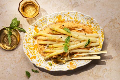 Asparagus with hummus