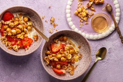 Honig-Nüsse mit Erdbeeren