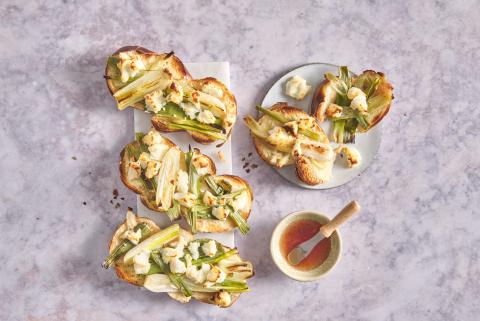 Bundzwiebel-Crostini