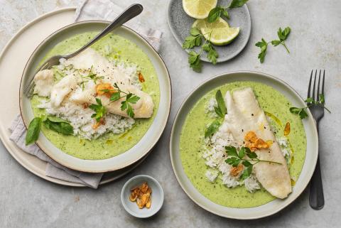 Pochierter Heilbutt in Kräuterkokos