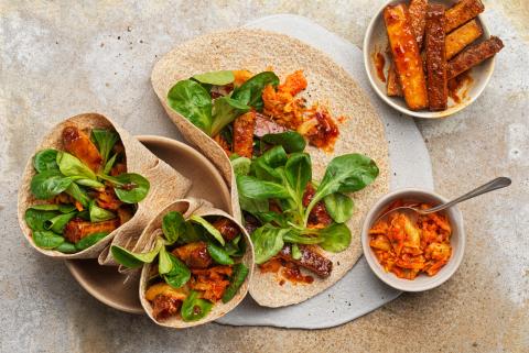 Wraps with lamb's lettuce and tofu