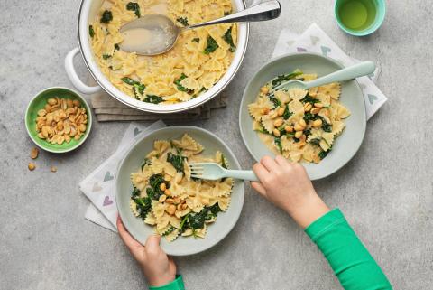 Pasta mit Spinat-Erdnusssauce