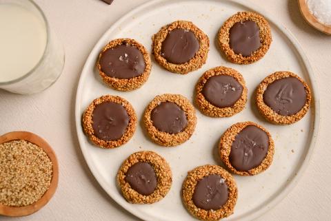 Sesame chocolate medallions