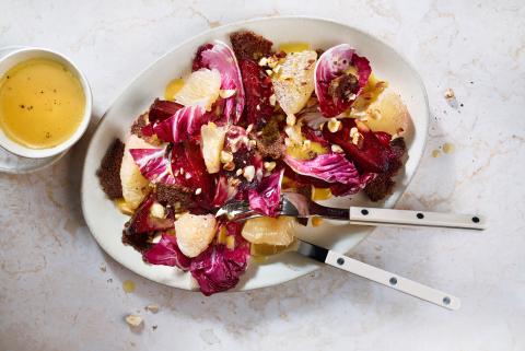Randen-Pumpernickel-Panzanella mit Pomelo