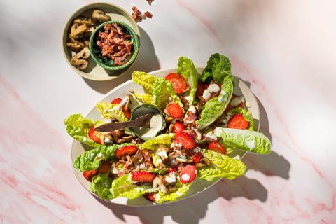 Salade de laitue romaine avec des fraises