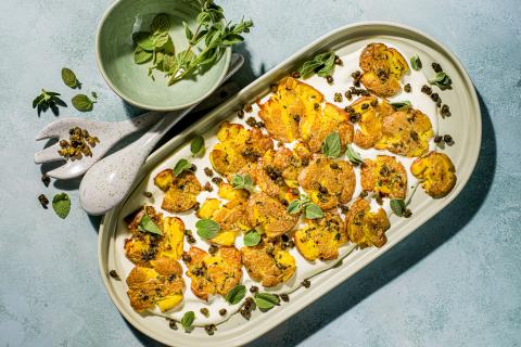 Smashed Potatoes auf Feta-Creme