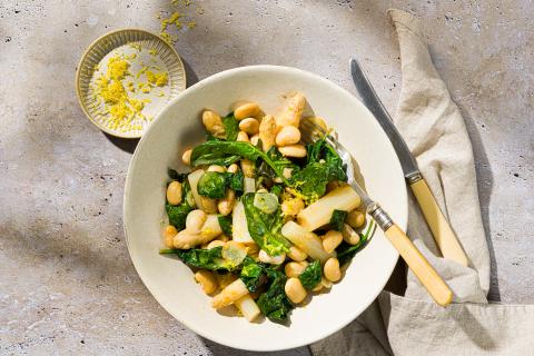 Spargeln mit Spinat und Riesenbohnen