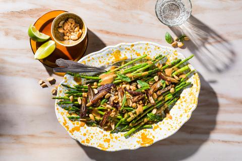 Spargeln mit Erdnüssen und Datteln