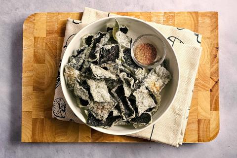 Korean seaweed chips with rice paper (kimbugak)