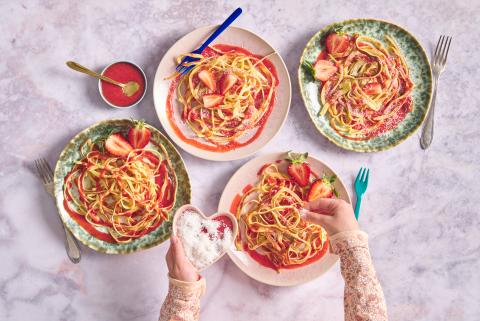 Spaghetti-Crêpes mit Erdbeersauce