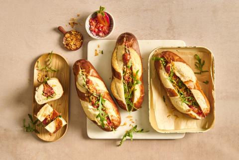 Hot Dog mit Erdbeer-Relish 
