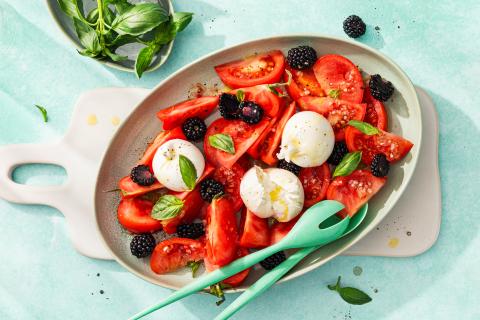 Tomaten-Brombeer-Salat mit Burrata