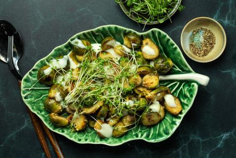 Gebratener Rosenkohl mit Käsesauce
