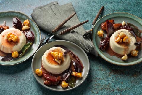 Panna cotta alla salvia con prugne