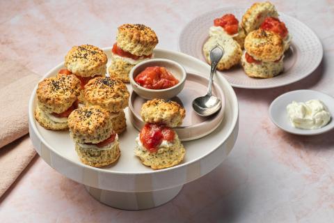 Scone ai semi di papavero con prugne