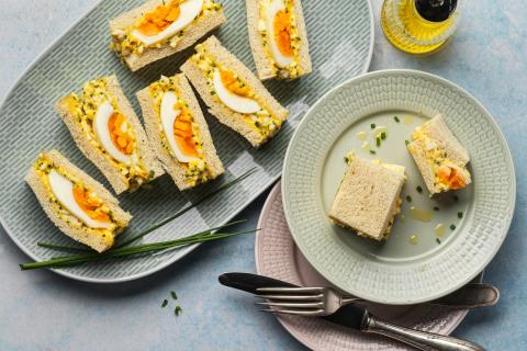 Sandwich con uova all'olio al tartufo