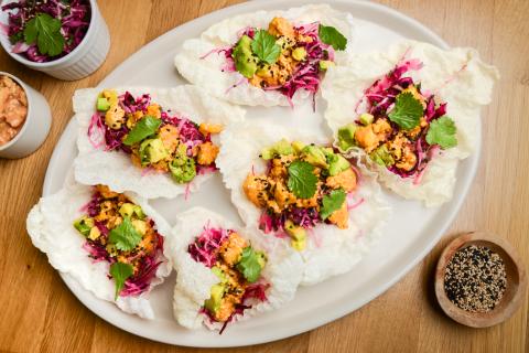 Reispapier-Tacos mit Tofu und Coleslaw