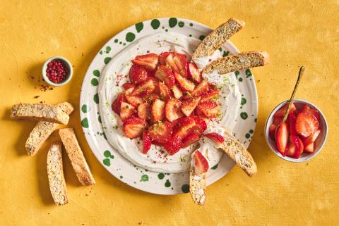Erdbeeren mit rosa Pfeffer und Mascarpone