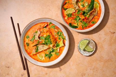 Zuppa thai al curry rosso con gyoza