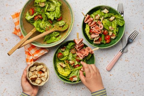 Gebratene Lyoner-Spiessli mit Salat