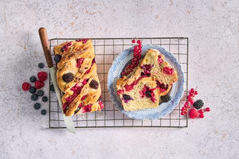 Babka mit Sommerbeeren