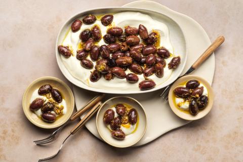 Marinierte Oliven mit schnellem Labneh