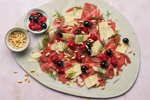 Kalbs-Carpaccio mit Beerensalsa
