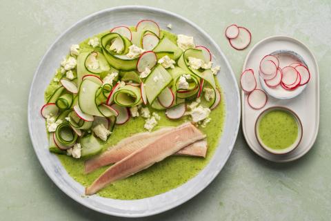 Gurken-Carpaccio mit geräucherter Forelle