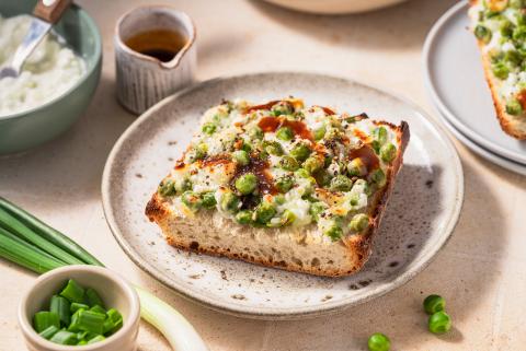 Hüttenkäse-Toast mit Halloumi und Erbsli