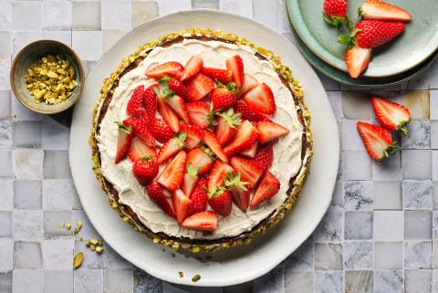 Strawberry and pistachio cake