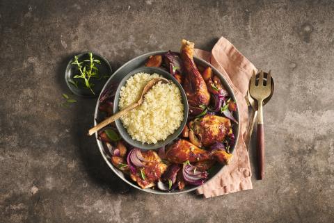 Poulet mit Zwiebeln und Zwetschgen