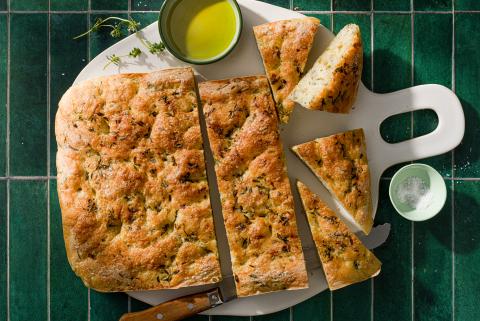 Focaccia aux oignons botte et au thym