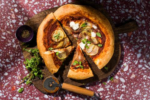 Pizza mit Kartoffeln und Zwiebel