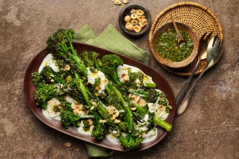 Spargel-Broccoli mit Burrata-Stracciatella