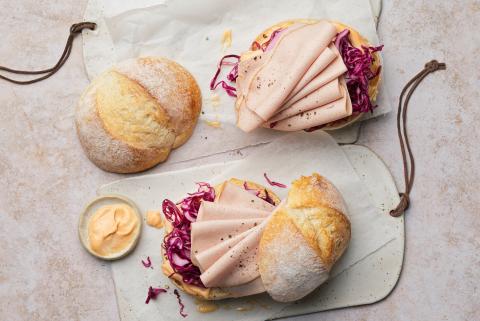 Sandwich au fromage d'Italie et au chou rouge