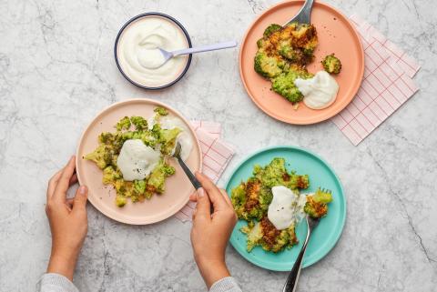 Smashed-Broccoli mit Hüttenkäse
