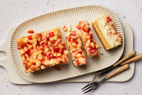 Tranci di cheesecake alle mele