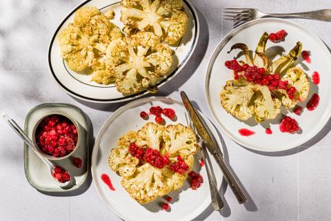 Blumenkohlsteaks mit Johannisbeeren-Salsa