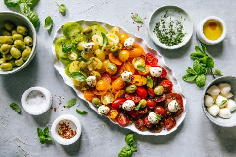 Regenbogen-Caprese
