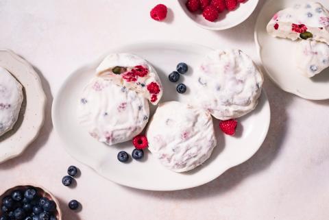 Reispapier-Mochi mit Jogurt und Beeren